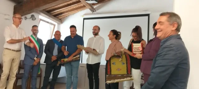 Condivisione di manufatti e tradizioni tessili durante l’incontro.