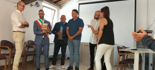 Uno scambio tra i rappresentanti delle due comunità.