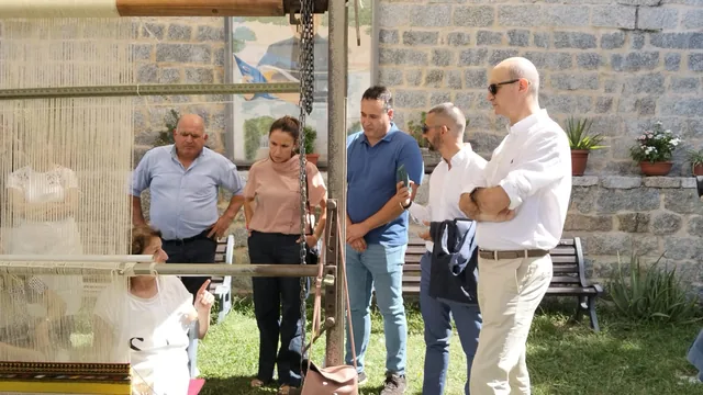 La delegazione osserva il lavoro al telaio verticale.
