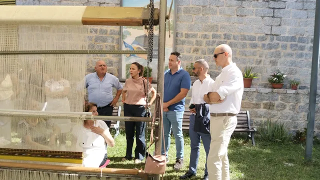 Un momento di osservazione e confronto attorno al telaio.