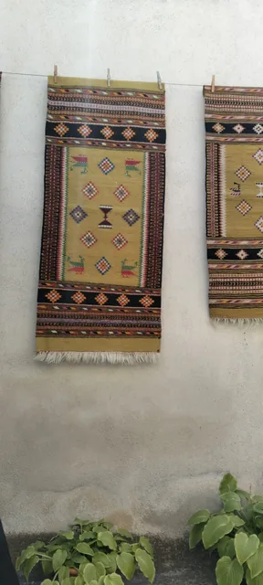 Manufatti tessili esposti negli spazi della comunità.