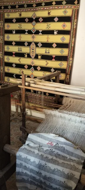 Dettaglio del telaio e dei motivi della tessitura locale.