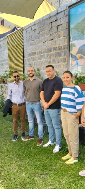 La delegazione negli spazi della comunità ospitante.